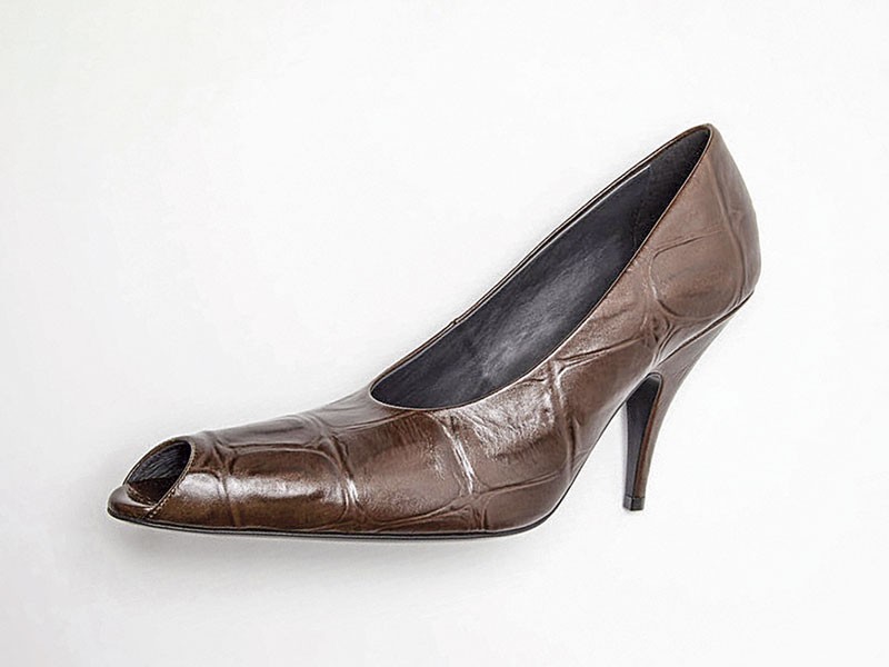 Closed high-heeled shoes