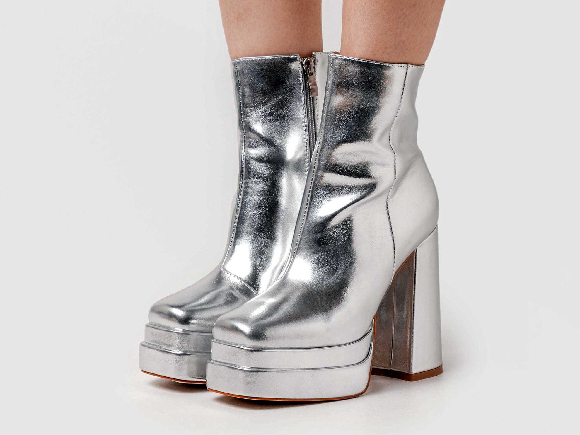 Winter lights up! Silver boots are trendy