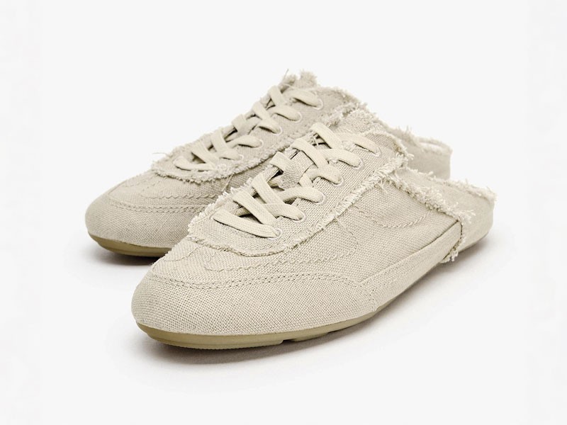 Mules deportivas fusionan talón abierto y sneaker