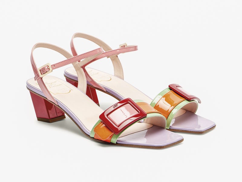 Sandalias altas equilibran tiras finas, color y volumen