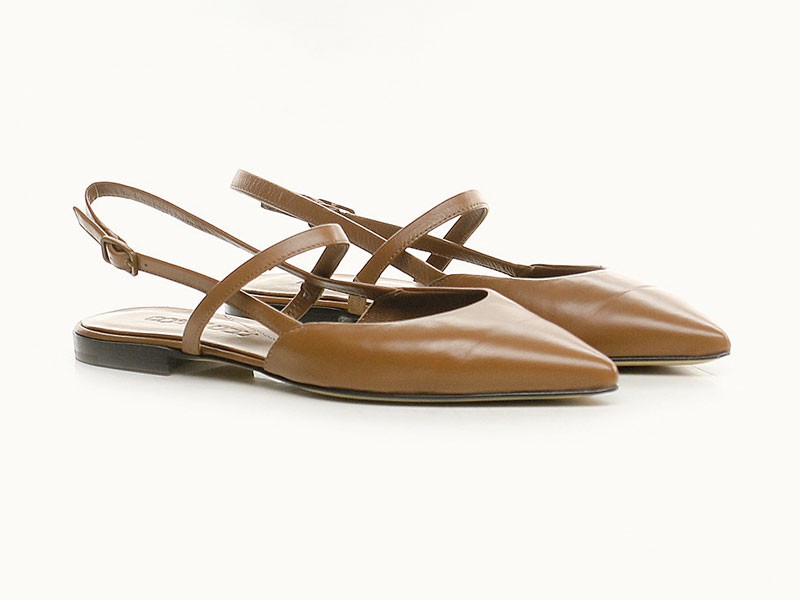 Slingback femeninos afinan puntas, brillo y talones