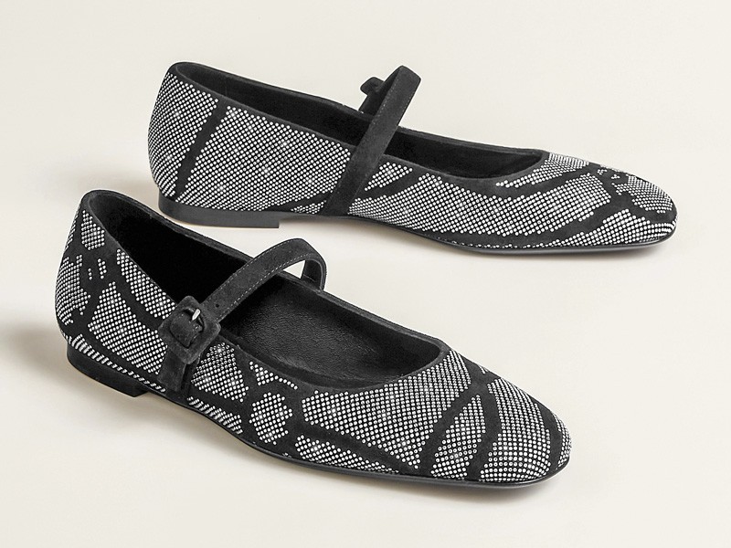 Printed ballerina flats focused on texture and contrast