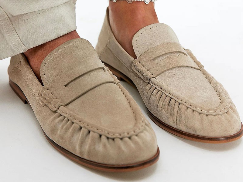 MOCASINES FRUNCIDO TENDENCIA PRIMAVERA VERANO 2026 2026 SERMA 157FOTO-3.-descarga-(70).jpg ¿Cuál es el origen de la costura fruncida en los mocasines?
