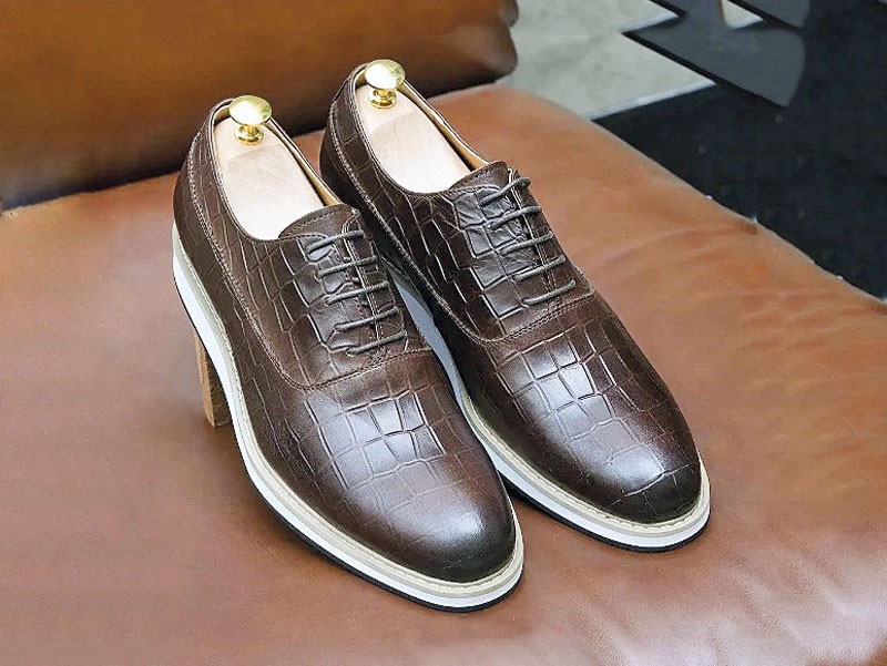 Lace-up casual shoes