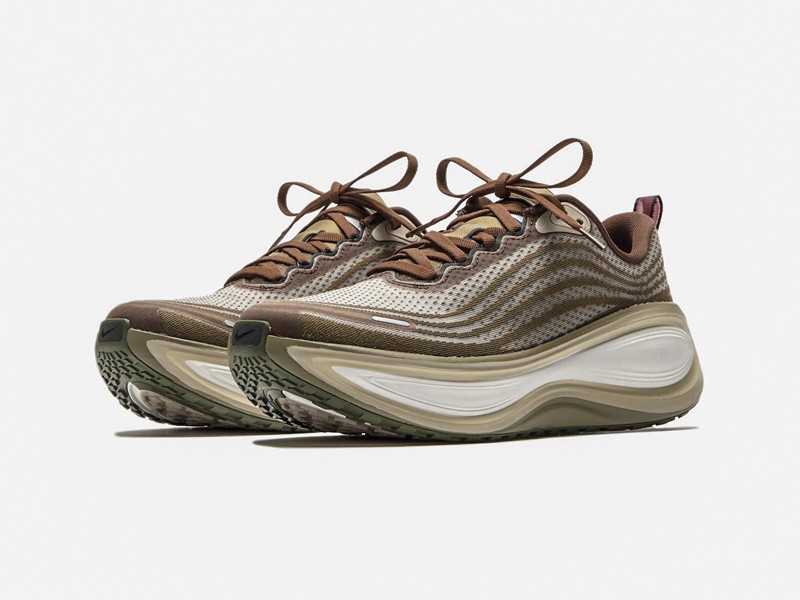 Urban chunky sneakers with high-volume soles and sport aesthetics