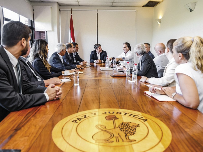 En su visita a Latinoamérica, los empresarios italianos, también se reunieron con curtidores paraguayos.
