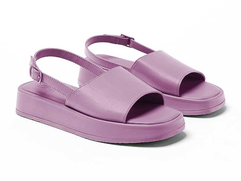 Flat sandals: Prominent in the trend