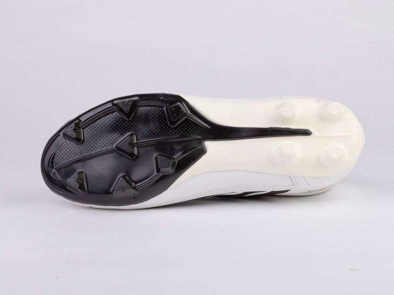 KIOSHI ingresa al mercado de botines de fútbol