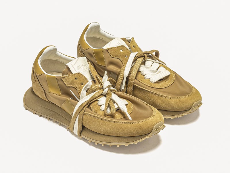 Sneakers retro consolidan suelas gum y color deportivo