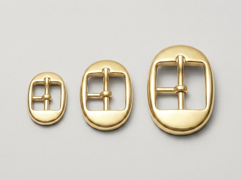Herrajes transforman sandalias con hebillas, tachas y cruces
