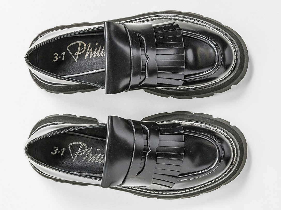 El mocasín negro y su nueva formalidad urbana