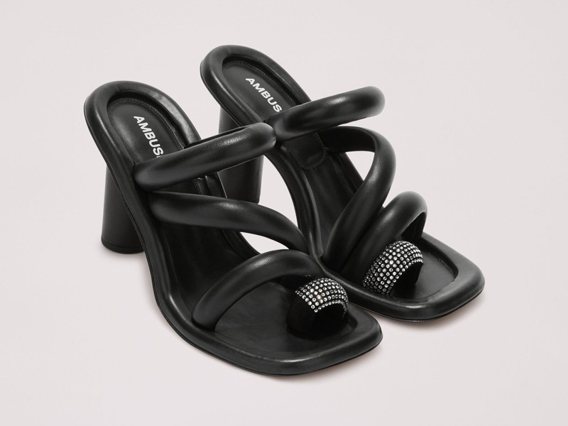 Trend in slides and sandals: Tubular and padded straps