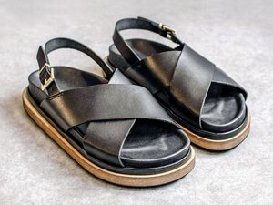 CALZADO-ZAPATO-MUJER-SANDALIA-MODA-FOOTWEAR-SHOES-WOMAN-FASHION-SERMA-marshmallow-black-sandals-alohas.jpg