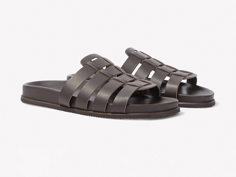 Los marrones organizan colecciones de sandalias masculinas