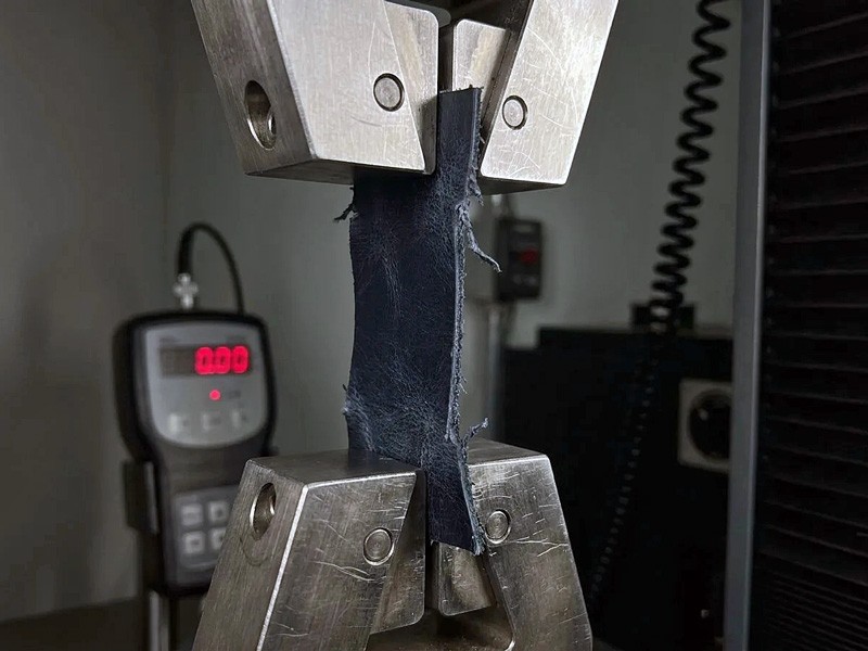 Evaluación de la resistencia a la tracción del material para capellada mediante equipo de ensayo antes de la producción. Cómo especificar materiales sintéticos para calzado: flexión, hidrólisis, abrasión y aplicación