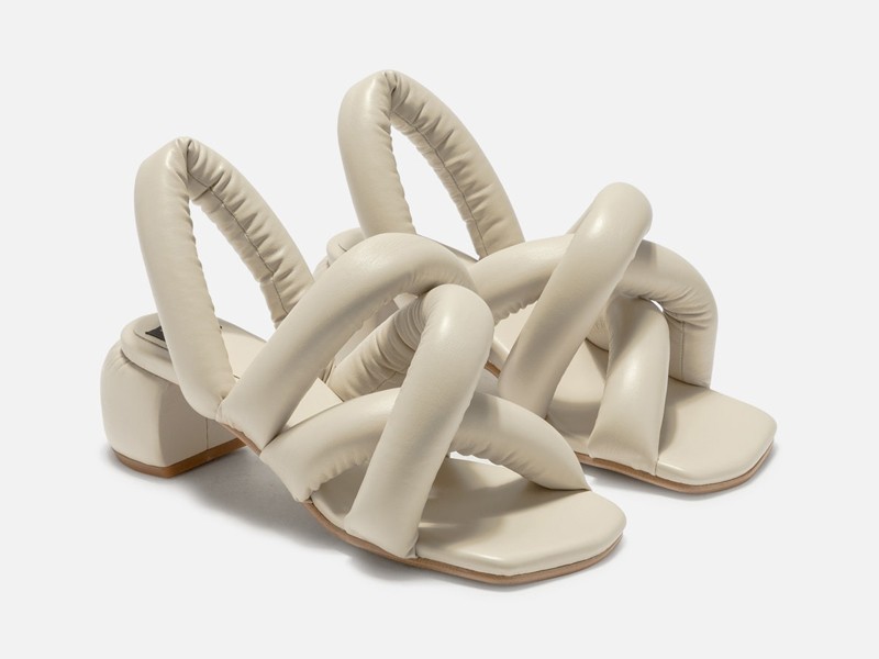 Trend in slides and sandals: Tubular and padded straps