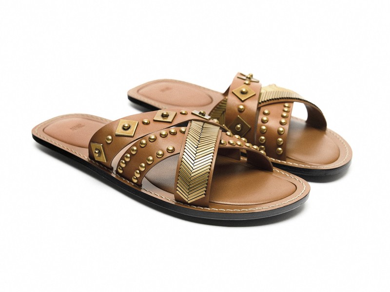 Flat slides / sandals: Ethnic-inspired craftsmanship