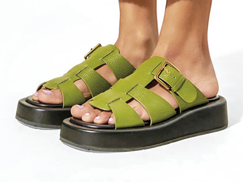 Flat sandals 