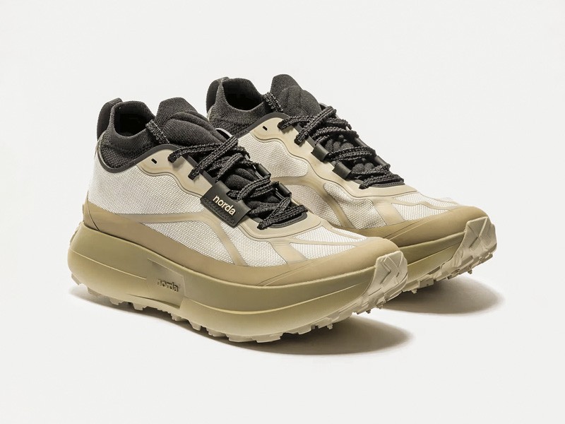 SNEAKERS CHUNKY HOMBRE TENDENCIA CALZADO TEMPORADA OTOÑO INVIERNO 2027 SERMA 159 https___s3.store.hypebeast.com_media_image_9f_bb_055-m-strato-model-4-9fbbf1de.jpg Las sneakers chunky masculinas suman volumen y color