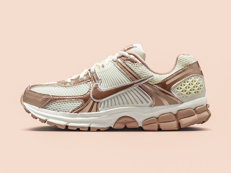 Sneakers urbanas combinan mallas, cordones y suelas mixtas