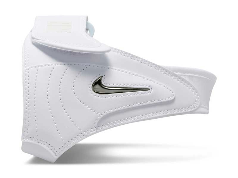 Audacia creativa. NIKE transforma una deportiva,  en chanclas chunky 