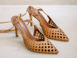 CALZADO-ZAPATO-MUJER-MULES-CHANCLAS-ALTAS-MODA-FOOTWEAR-SHOES-WOMAN-FASHION-SERMA-sandstorm-camel-sandals-alohas-2.jpg