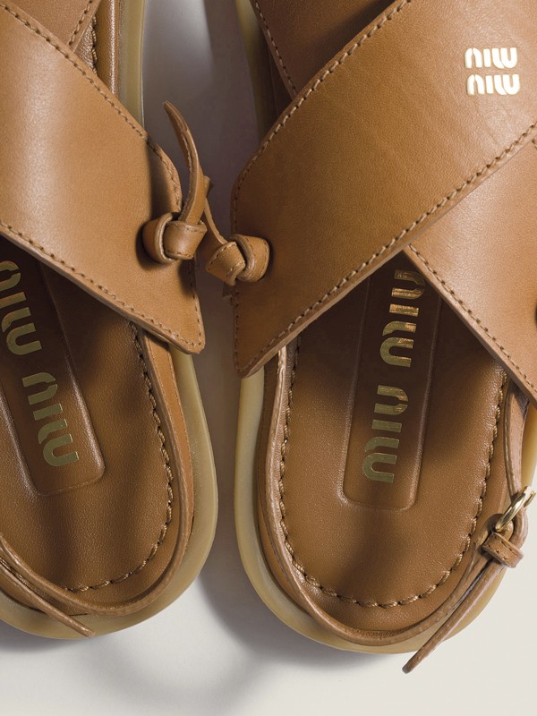 SANDALIAS MIU MIU CALZADO TEDENCIA PRIMAVERA VERANO 2026 SERMA 157 FOTO-4.jpg Refinadas y artesanales: Lo último de MIU-MIU