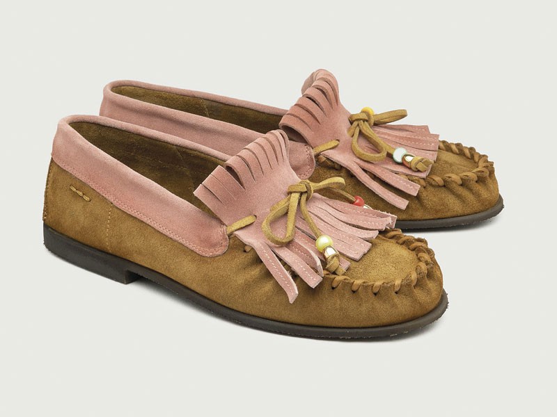 Mocasines folk combinan flecos, lazos y una paleta tierra