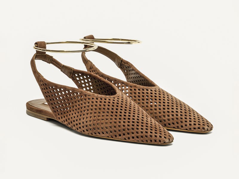 Slingbacks tramados destacan puntas finas y tiras posteriores