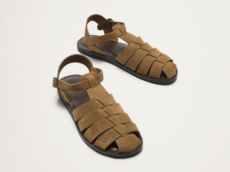 Los marrones organizan colecciones de sandalias masculinas