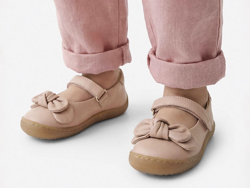 Mary jane infantiles realzan tiras y ornamentos en rosa suave