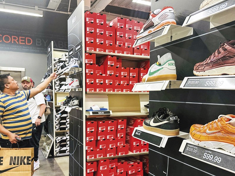 Los comerciantes y distribuidores estadounidenses afirman que los aranceles afectan los precios minoristas y generan inflación.