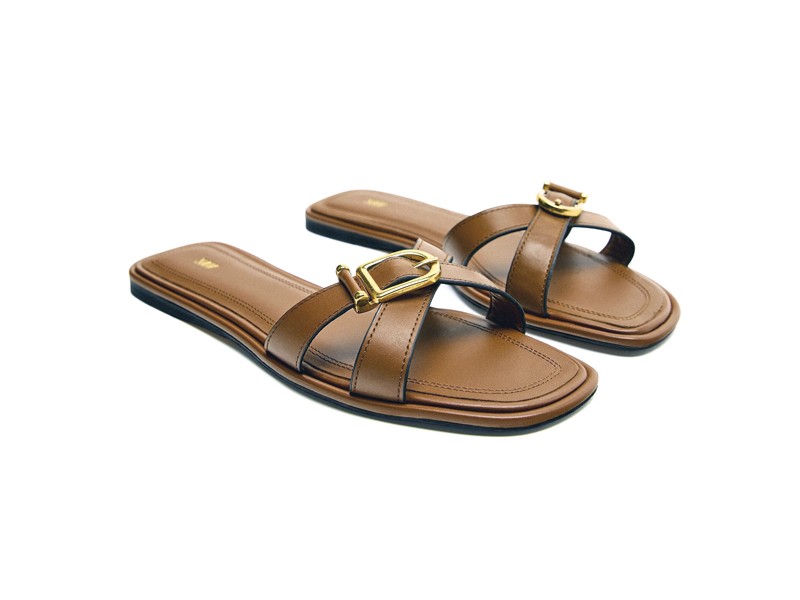 Flat slides / sandals: Ethnic-inspired craftsmanship