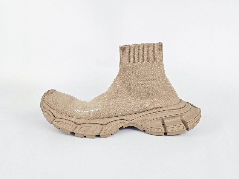BALENCIAGA entra al futuro con las revolucionarias sneakers sock 3XL