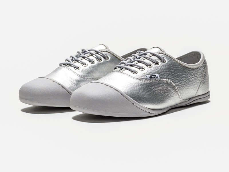 SNEAKERS CLASICAS MUJER CALZADO TENDENCIA PRIMAVERA VERNAO 2026 2027 SERMA167footwear_vans_premium-authenic_VN000DAXLNE.view_1_2048x.jpg Slim sneakers refine profiles through low soles