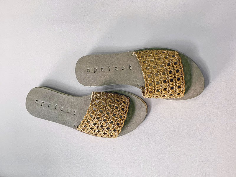 CHANCLAS FAJAS CALZADO MUJER ARTESANAL SANDALIA TENDENCIA PRIMAVERA VERNAO 2026 2027 SERMA167b02437_6b549f6569cb4ca693f5ef102.jpg Chanclas artesanales con tramas abiertas y suelas planas