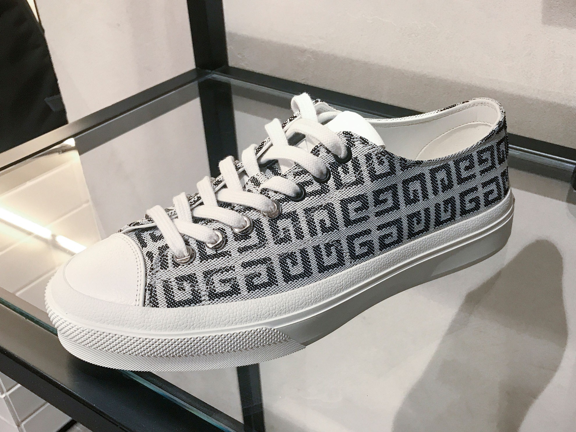 Sneakers clásicas: Funcionalidad, diseño y confort