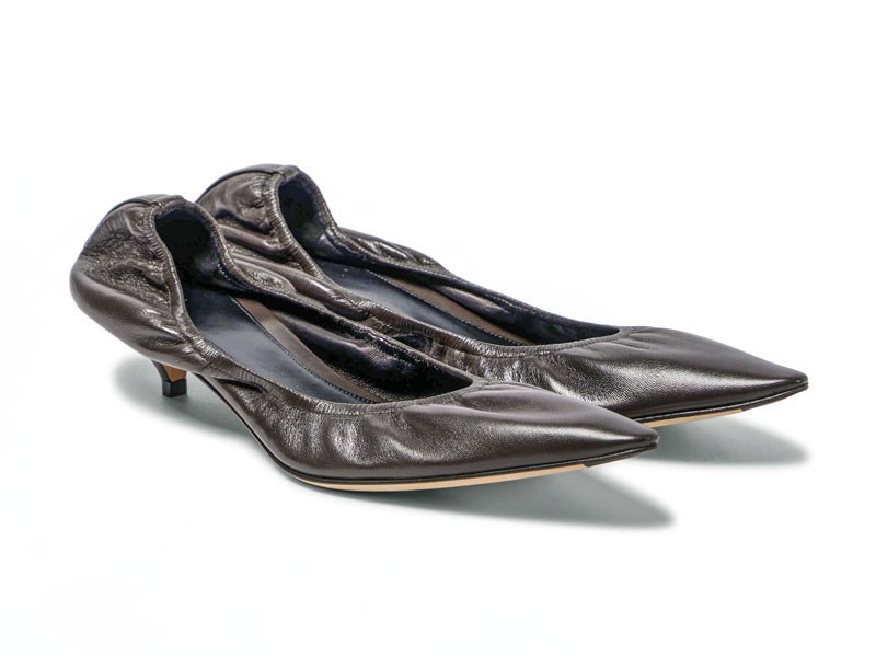 Closed high heel shoes