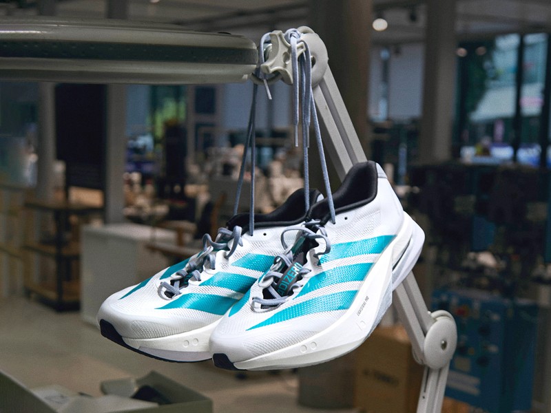 ADIZERO BOSTON 13. The top-of-the-range running sneaker