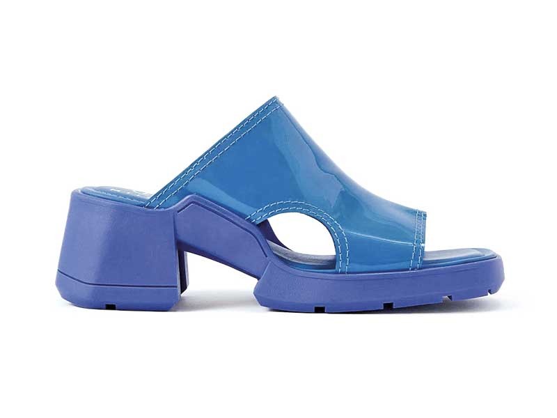 High sandals: Sober and elegant