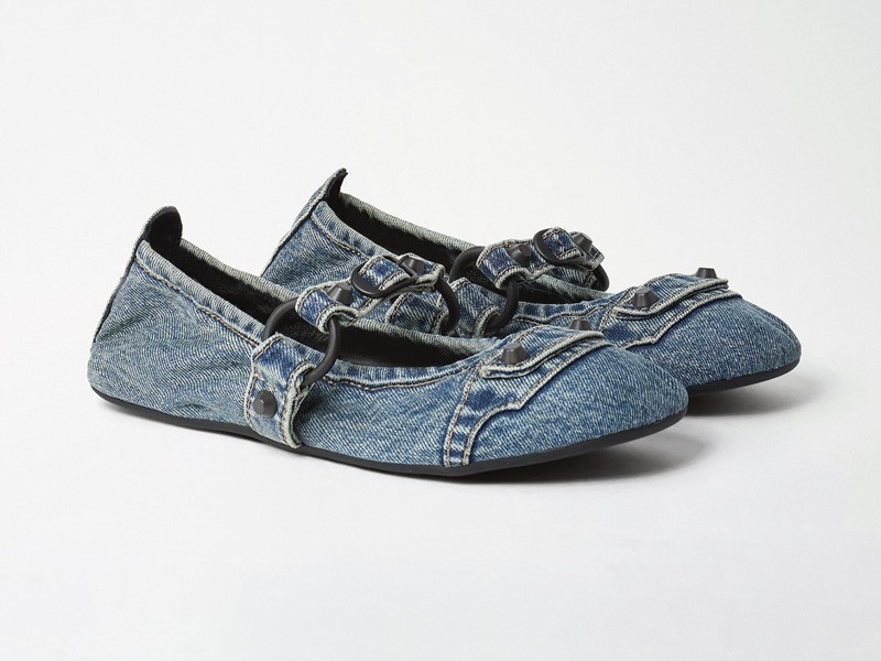 Printed ballerina flats focused on texture and contrast