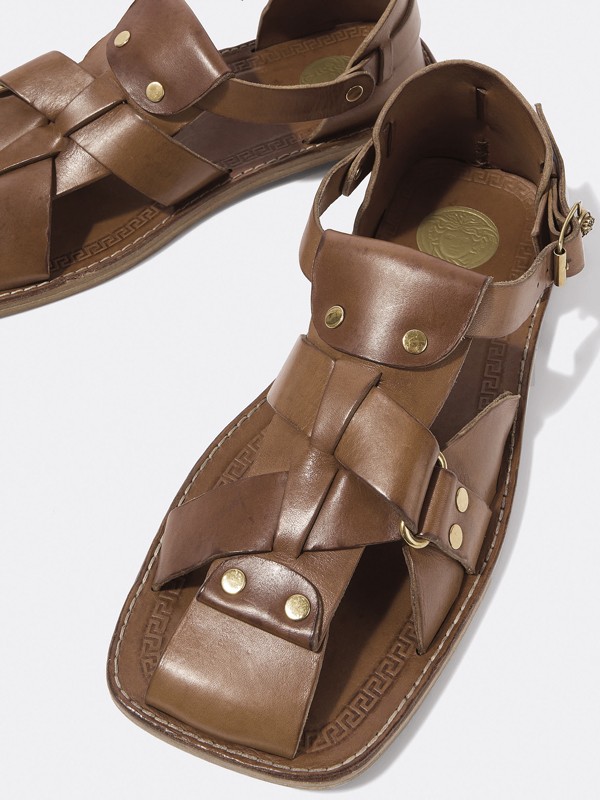 Los marrones organizan colecciones de sandalias masculinas