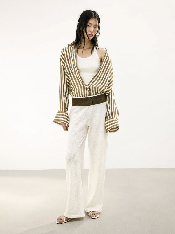 Sandalias femeninas aclaran tiras, hebillas y bases