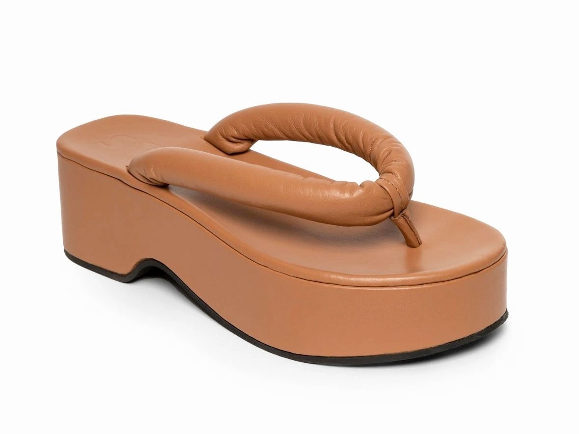 TIPS FOR NEXT SUMMER: Flip flops, tubular strips, tawny color