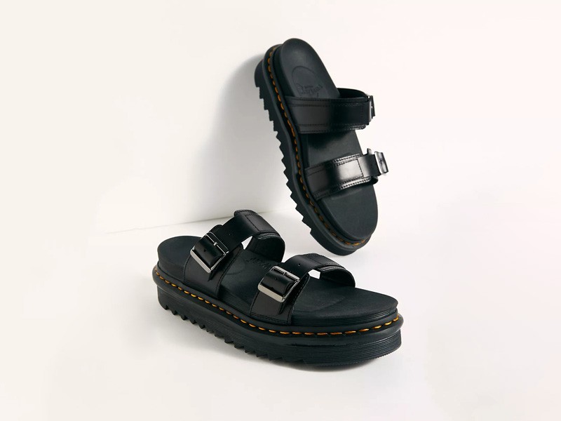 True to its style, DR. MARTENS presents new proposals in slides and sandals