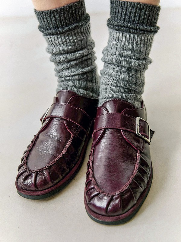 COLOR MERLOT MUJER TENDENCIAS OTOÑO INVIENRO 2026 SERMA 156brandy-burgundy-leather-loafers.jpg Merlot color defines the chromatic foundation of urban footwear