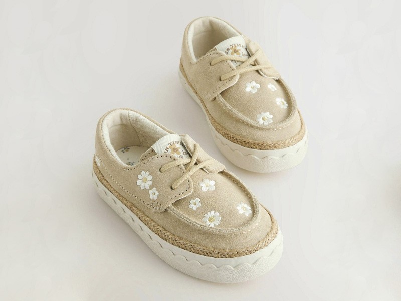 Closed children's shoes