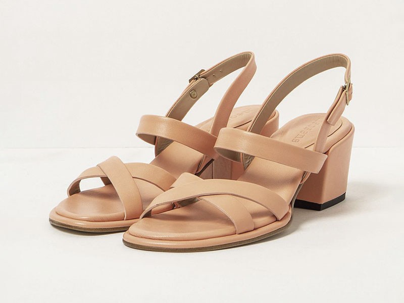 Sandalias altas equilibran tiras finas, color y volumen