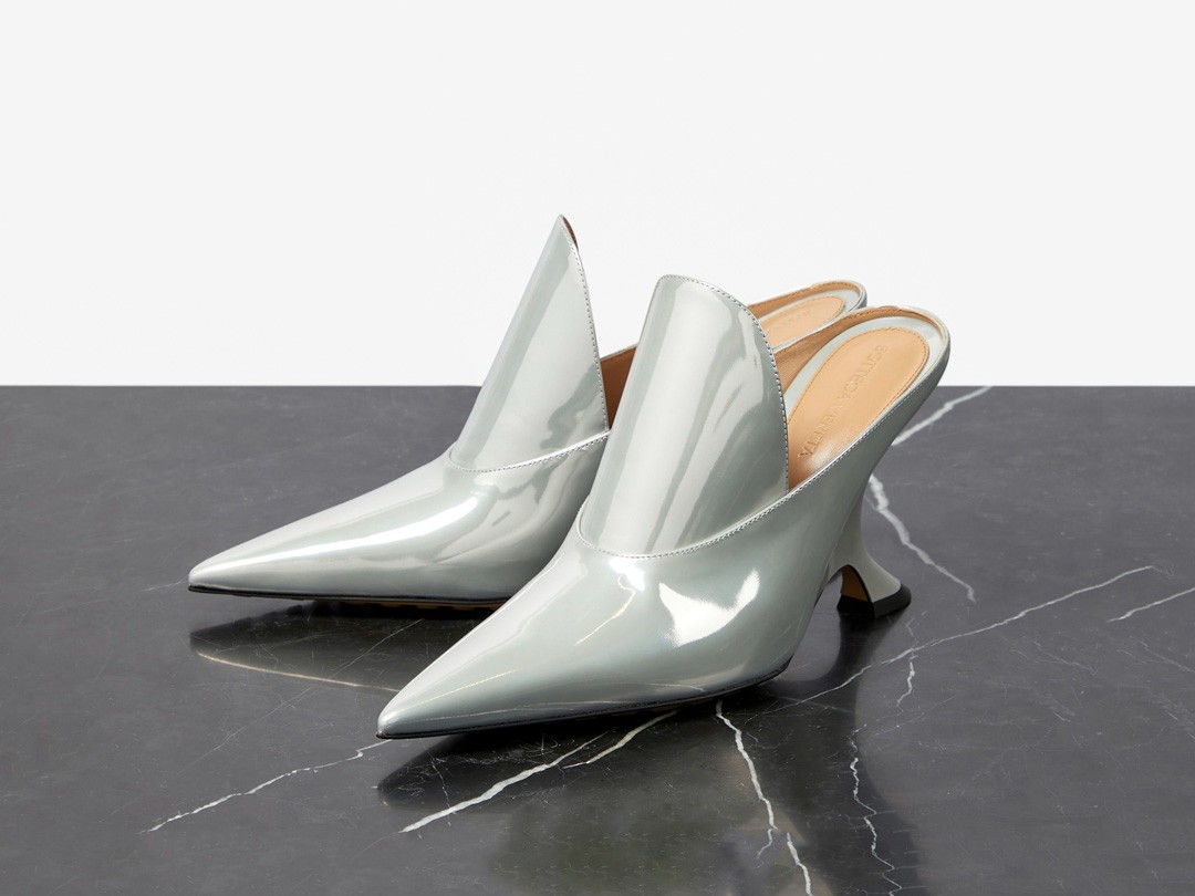 The seductive and transgressive touch of BOTTEGA VENETA's mules