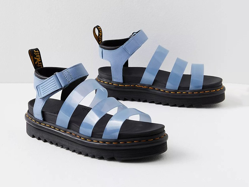 True to its style, DR. MARTENS presents new proposals in slides and sandals